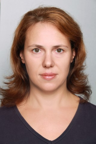 portrait head shot of Gina, a Centerforce client